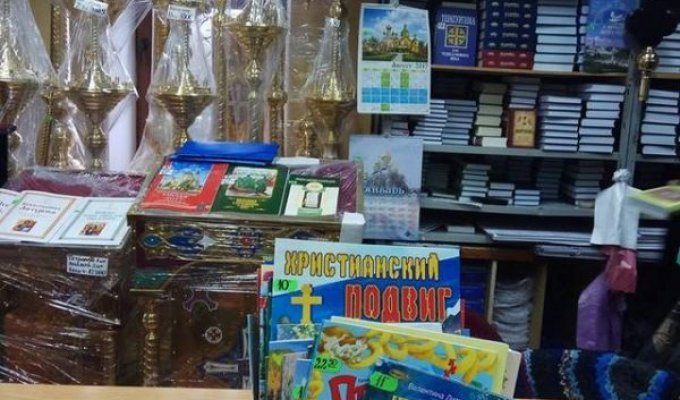В Киево-Печерской Лавре продают раскраски с «вежливыми человечками»