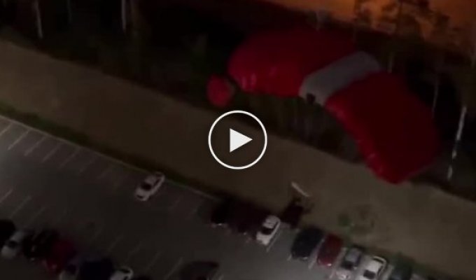 В Екатеринбурге парашютист прыгнул с крыши многоэтажки и врезался в машину (мат)