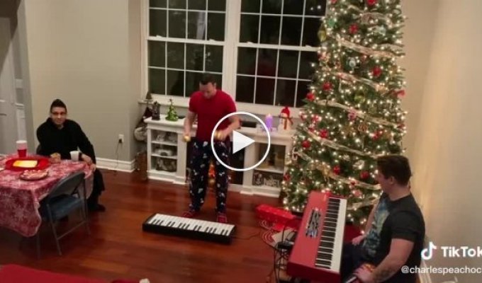 Жонглер эффектно сыграл рождественскую песню