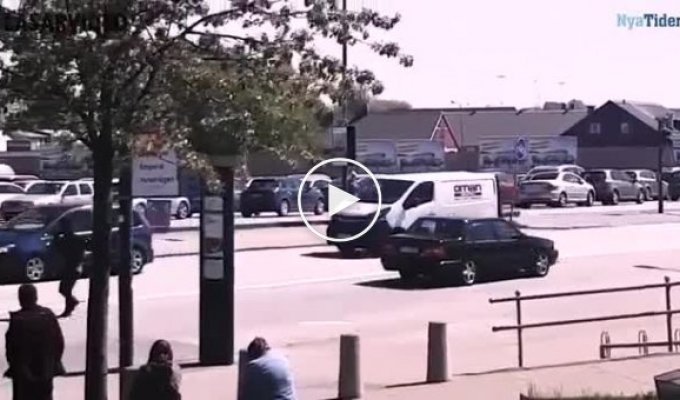Нервный гражданин бегает по машинам