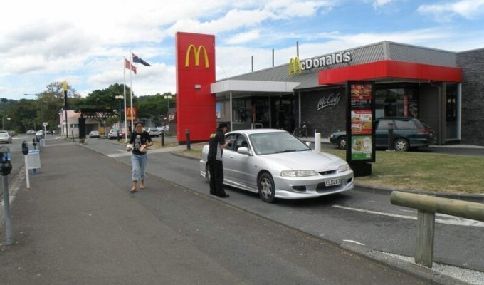 Женщина отомстила нетерпеливому клиенту McDonalds (4 фото)