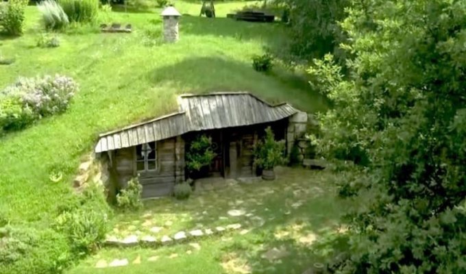 Этот холм в Словении скрывает в себе волшебный домик хоббита (10 фото)
