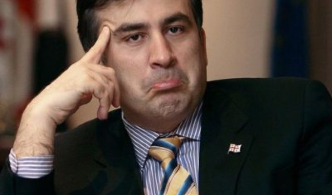 Такое впечатление, что он их одел задом наперёд, – соцсети о штанах Саакашвили