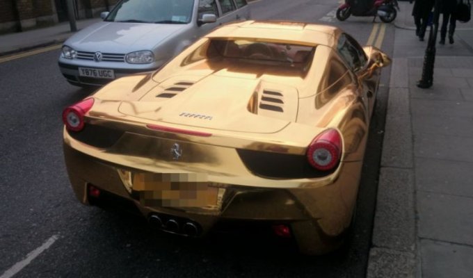 Иракский кикбоксер обтянул свою Ferrari золотом (5 фото)