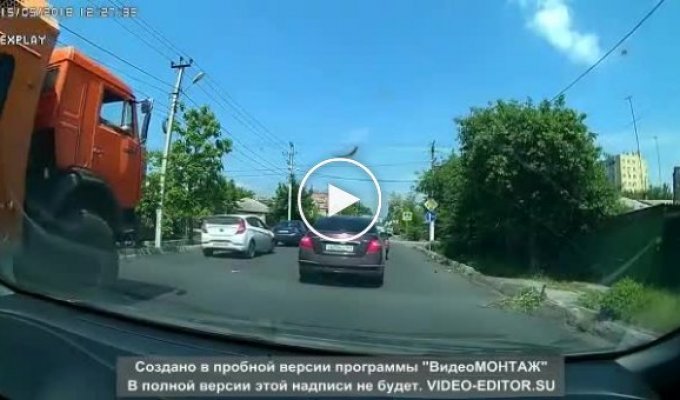 Безконтактное ДТП. Путеремонтный КамАЗ зацепил легковушку в ростовской области