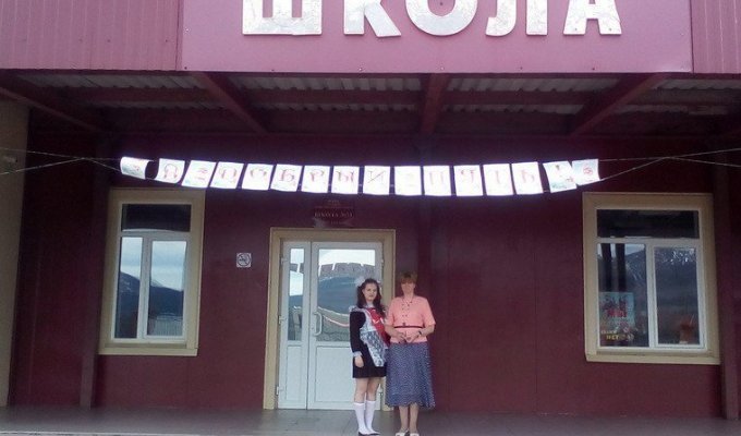 На Урале последний звонок прозвучал для одной-единственной выпускницы (4 фото)