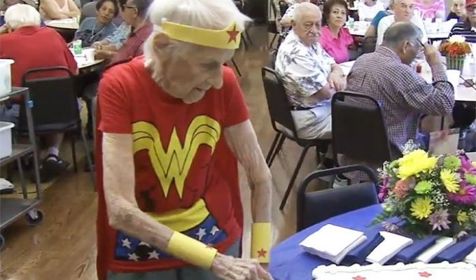 Американка отметила свой 103 День рождения, одевшись в костюм супергероини Wonder Woman (3 фото)