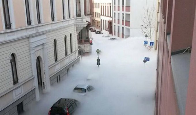 Странный "Туман" заполнил улицы города в Германии (7 фото)