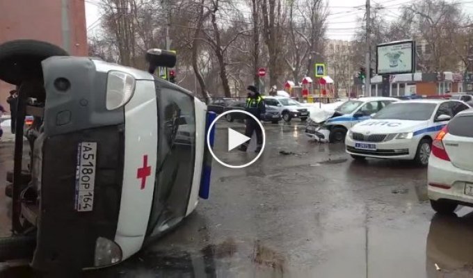 Полицейские допустили столкновение с машиной скорой помощи, когда спешили на митинг