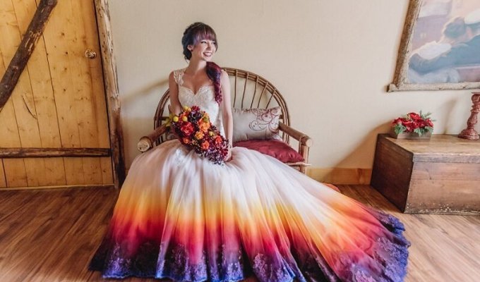 Платье-огонь: девушка раскрасила свадебный наряд и пришла к успеху (15 фото)