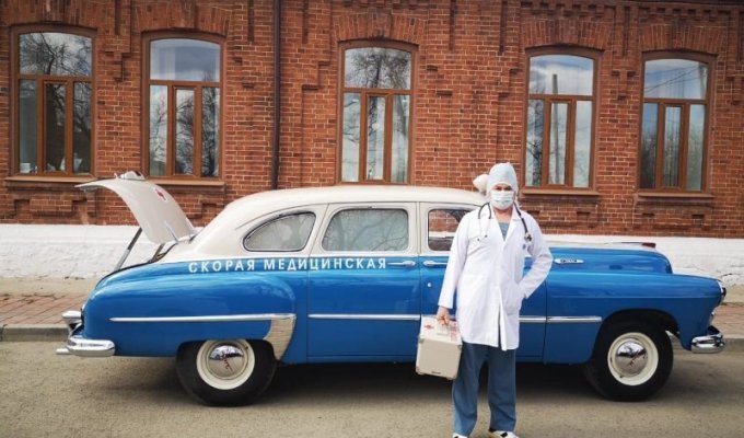 В Свердловской области коллекционер одолжил доктору раритетный санитарный автомобиль 1959 года (3 фото)