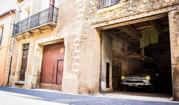 Редкий Ferrari выставят на торги: владелец по странной причине припарковал его в гараже на 46 лет (20 фото)
