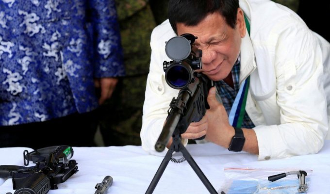 Президент Филиппин даёт гражданам лицензию на отстрел коррупционеров (2 фото + 1 видео)