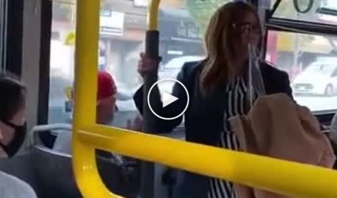 Парень предложил девушке маску в автобусе, и она плюнула ему в лицо