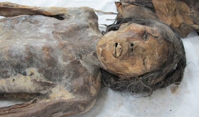 В Корее обнаружили мумию вместе с ее украшениями и сумкой (3 фото)