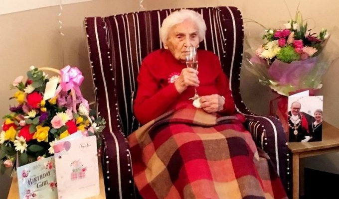 105-летняя бабушка объяснила своё долголетие отсутствием секса (3 фото)