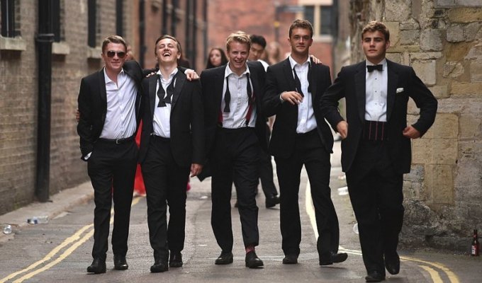 Как гуляют выпускной студенты Кембриджа (23 фото)