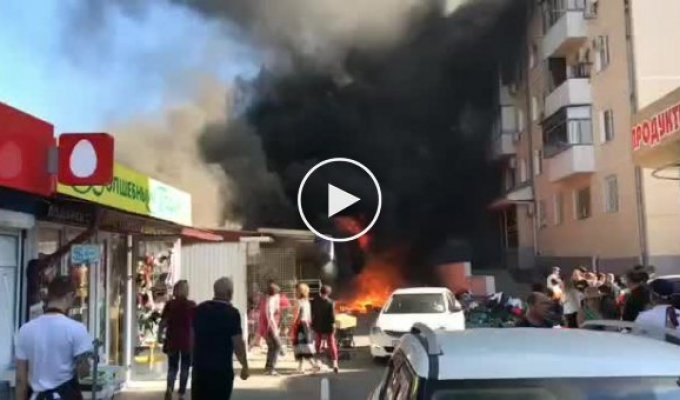 Пожар на центральном рынке в Геленджике