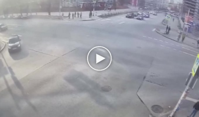 В Екатеринбурге машина на полном ходу сбила электросамокатчика-экстремала