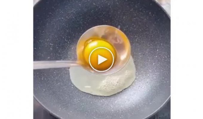 Необычный способ приготовления яичницы