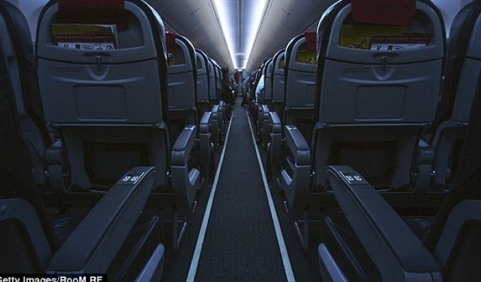 Пилот раскрыл настоящую причину, по которой перед взлетом и посадкой бортпроводники приглушают свет (4 фото)