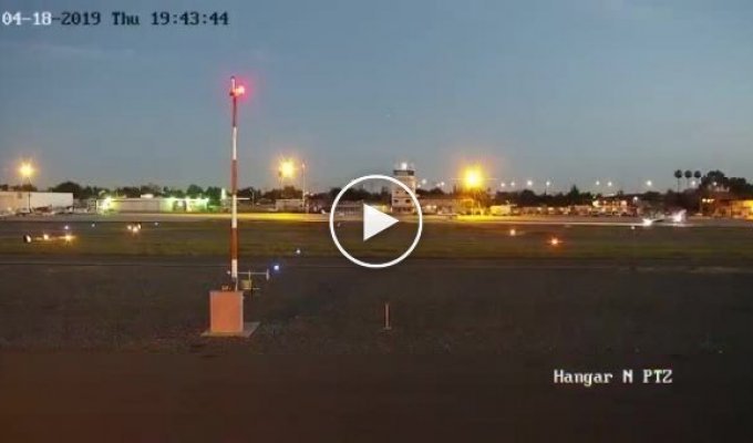 Падение маленького самолета на взлетную полосу
