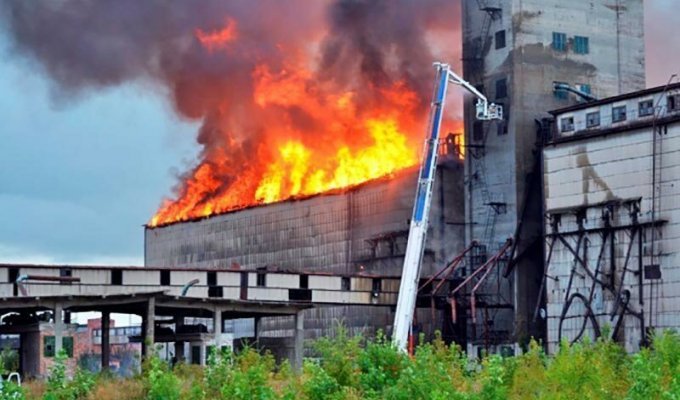 Тайны прошлого. Пожар на элеваторе в Самарской области не могли потушить два года (4 фото)