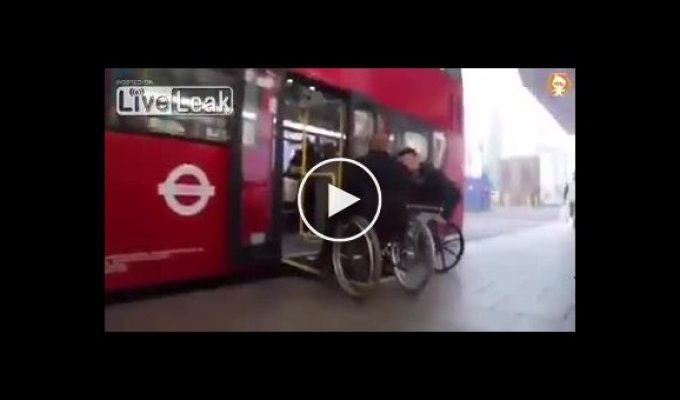 Двое инвалидов не смогли поделить кто первый заедет в автобус