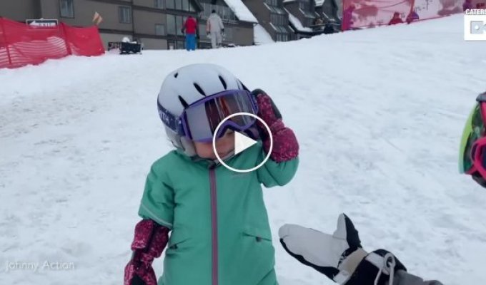 Годовалая девочка прекрасно стоит на сноуборде