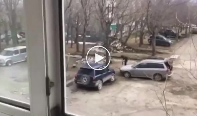 Россиянин отомстил бывшей возлюбленной, спалив средь бела дня ее машину