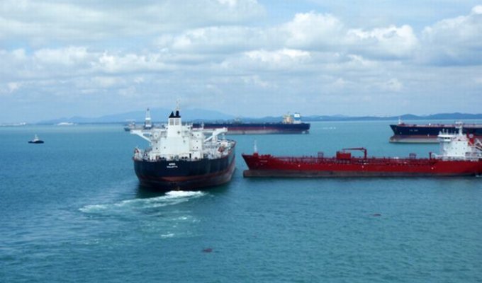 В Сингапуре чуть не столкнулись два танкеры (4 фото)