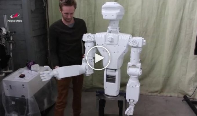 «Роскосмос» представил человекоподобного робота