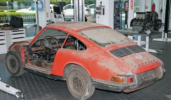 После трех лет реставрации Porsche покажет старейший из 911-х (22 фото)