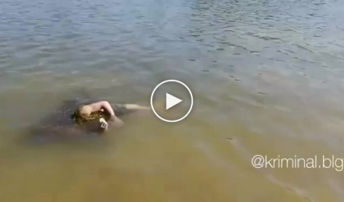 В Красноярске отдыхающие спокойно плавали в реке рядом с утопленником
