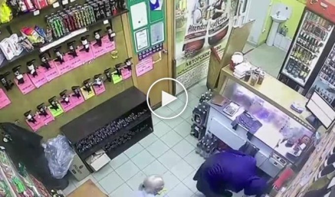Сотрудница иркутского кафе против грабителя с ножом