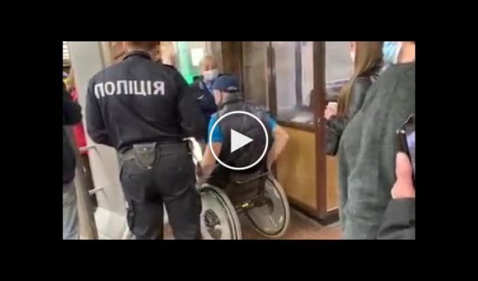 Мужчину с инвалидностью, который ехал на футбольный матч, не пропустили в метро