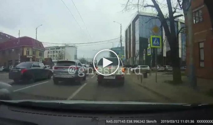В Краснодаре эвакуаторщики уронили автомобиль, когда ставили его на погрузчик