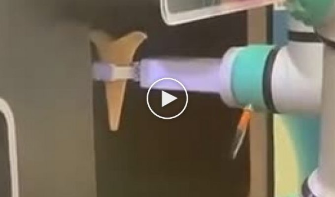Старательный робот, который пытается сделать идеальное мороженое