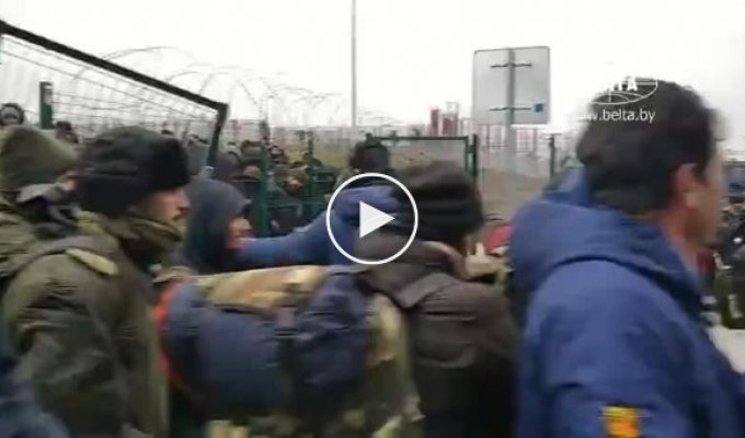 Беженцам удается через поврежденные ограждения пройти белорусскую часть границы