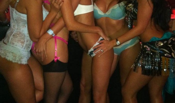 Сара Джин Андервуд с подружками на бикини-вечеринке (3 Фото)