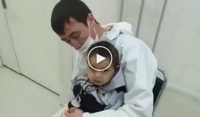 Веселые реаниматологи из Казахстана помогли проглотившему монетку мальчику
