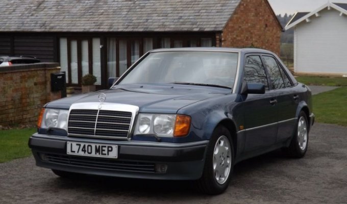 Роуэн Аткинсон выставил на продажу через онлайн-аукцион очередной Mercedes-Benz 500 E (12 фото)
