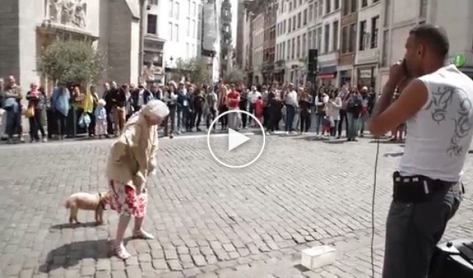 Бабушка поддержала уличного битбоксера своим танцем