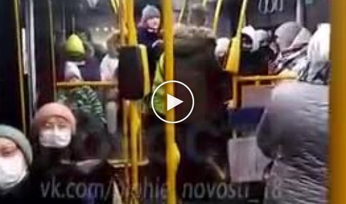 Эпичная драка произошла в одном из автобусов в Пермском крае за пару часов до боя курантов (мат)