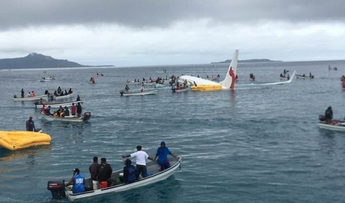 Пассажирский самолет промахнулся мимо посадочной полосы и свалился в море (2 фото)