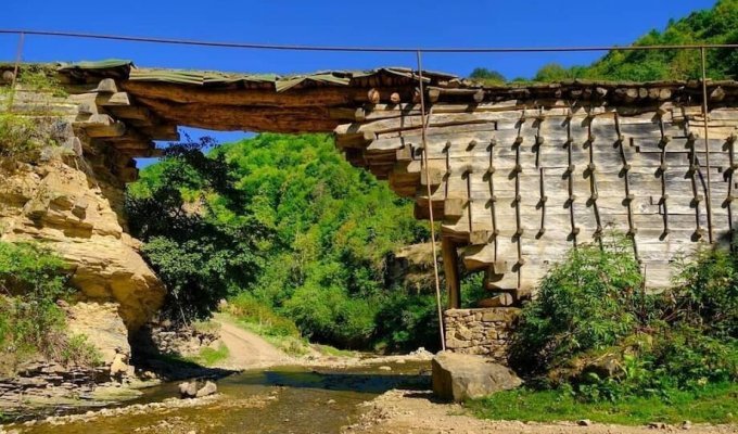 Как мост, возведенный без единого гвоздя, стоит в Дагестане уже более 200 лет (4 фото)