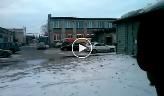 Сильный ветер в Новосибирске снес крышу (маты)