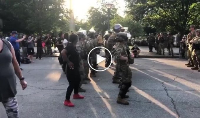 В Атланте бойцы национальной гвардии пытались успокоить протестующих танцем