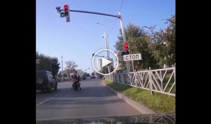 Неуклюжая мотоциклистка из Екатеринбурга