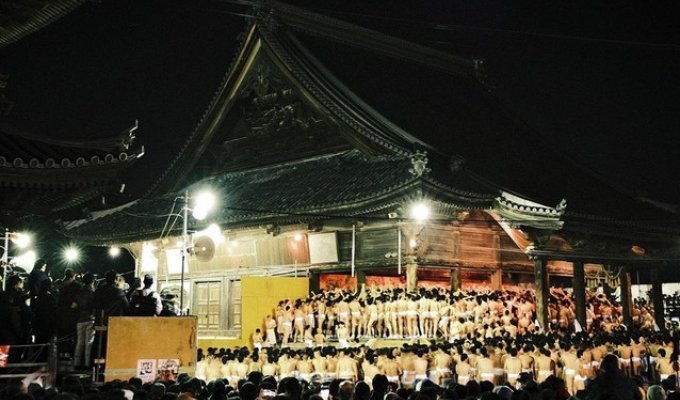 10 тысяч голых японцев собрались у храма во время фестиваля (11 фото)